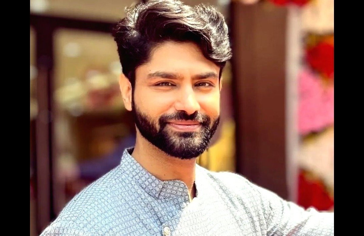 Actor Rishi Saxena in Aai Kuthe Kay Karte